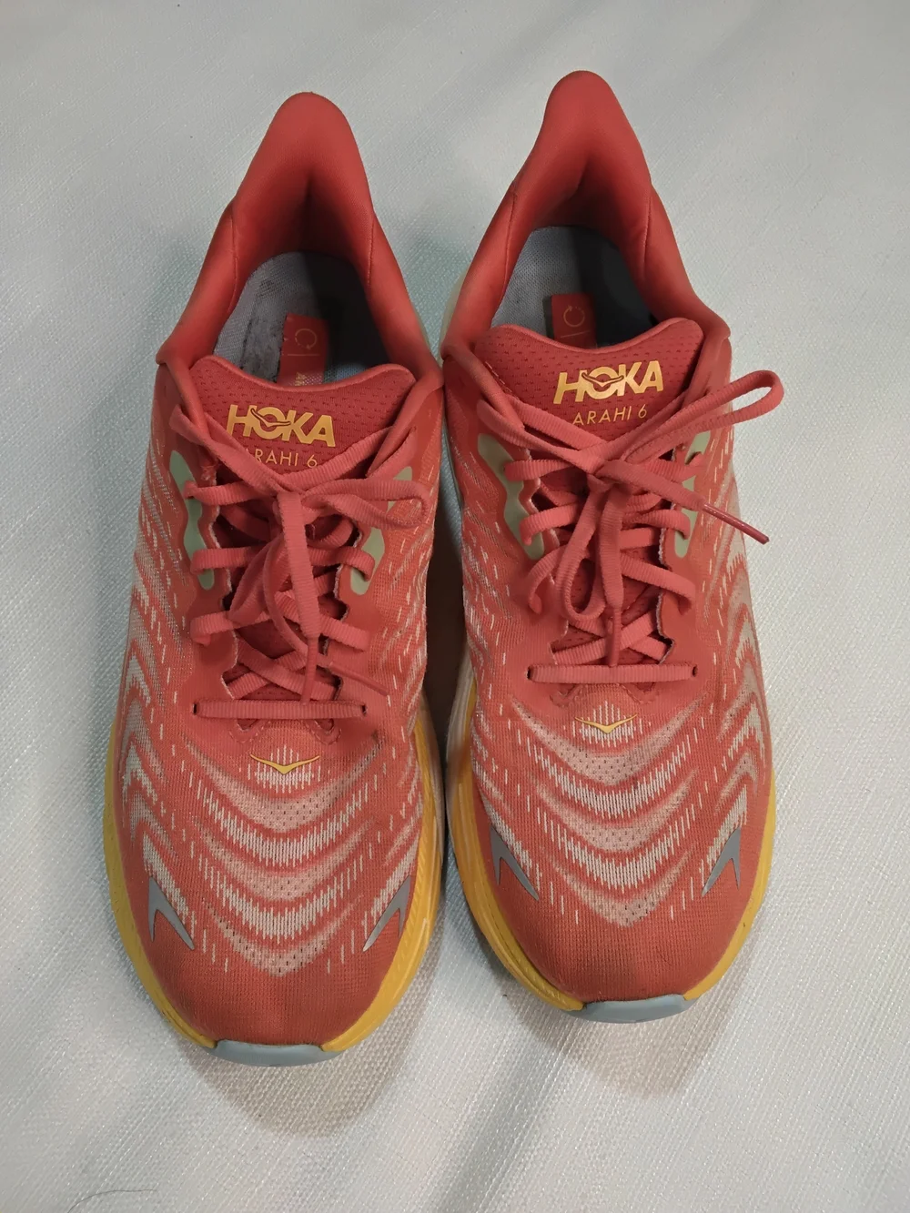 Hoka Arahi 6 Coral with Yellow Accents Mens Sz 11.5D.